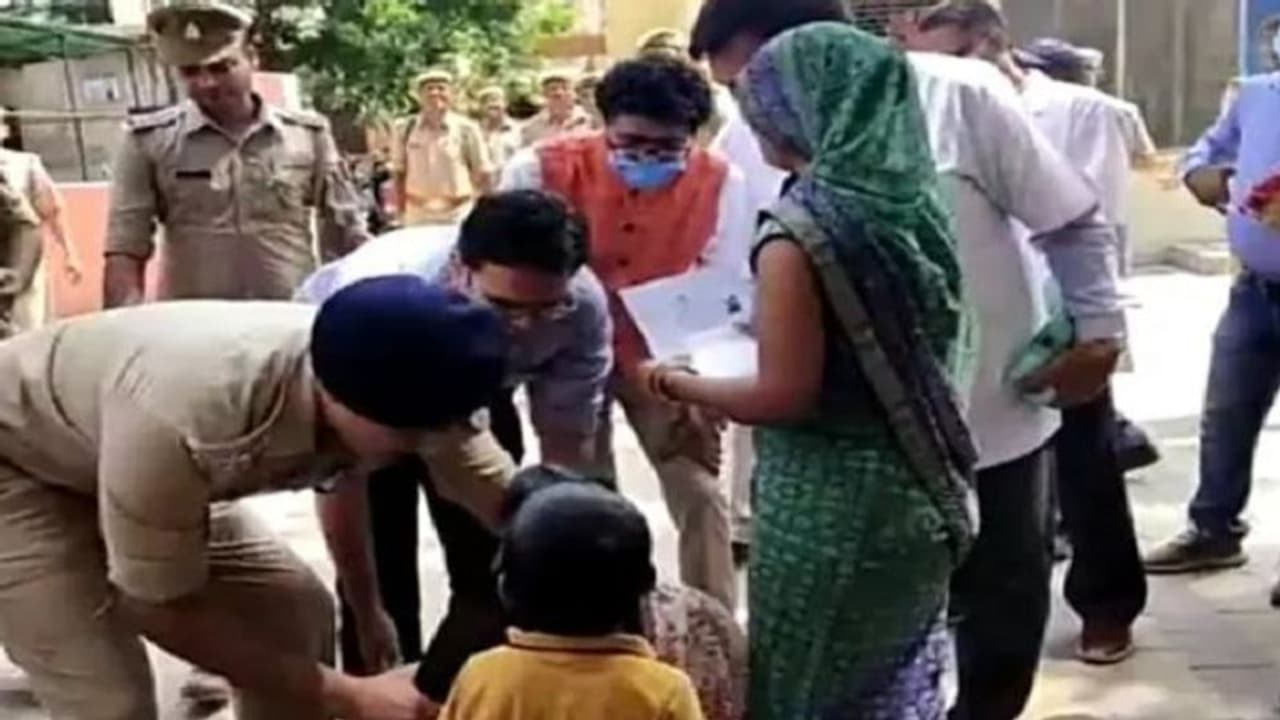 साहब बेटे को ढूंढ दीजिए...डीएम के पैर पकड़कर गिड़गिड़ाती नजर आई युवक की मां, जानिए क्या है पूरा मामला साहब बेटे को ढूंढ दीजिए...डीएम के पैर पकड़कर गिड़गिड़ाती नजर आई युवक की मां, जानिए क्या है पूरा मामला