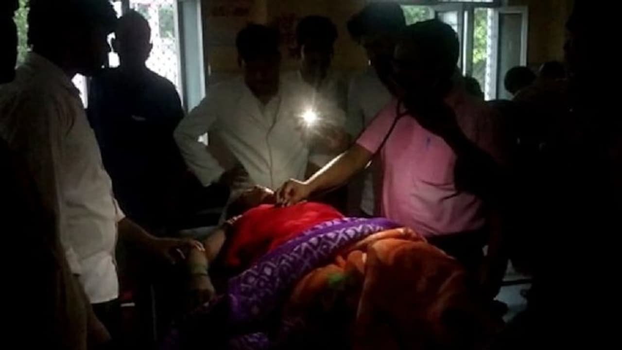 മൊബൈൽ വെളിച്ചത്തിൽ രോഗികളെ പരിശോധിക്കുന്ന ഡോക്ടർമാർ; വീഡിയോ