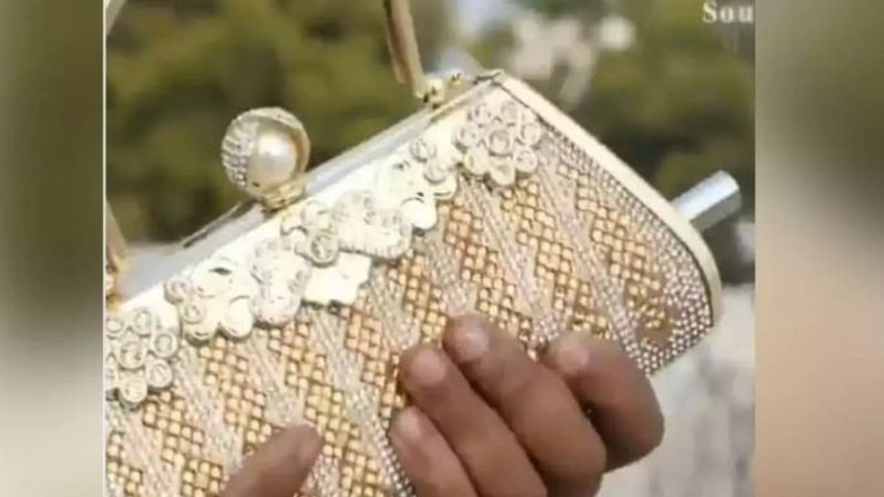 ഹാൻഡ്‍​ബാ​ഗിലും ചെരിപ്പിലും തോക്ക്, ജിപിഎസ് സംവിധാനമുള്ള കമ്മൽ, സ്ത്രീകൾക്ക് വേണ്ടി യുവാവ് നിർമ്മിച്ചത്