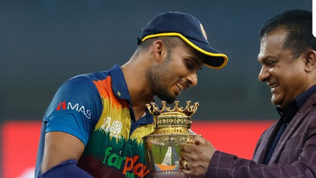 मुसीबत झेल रही श्रीलंकाई जनता के नाम एशिया कप ट्रॉफी, कैप्टन बोले '5 6 साल तक फैंस को देंगे खुशियों का मौका' मुसीबत झेल रही श्रीलंकाई जनता के नाम एशिया कप ट्रॉफी, कैप्टन बोले '5 6 साल तक फैंस को देंगे खुशियों का मौका'