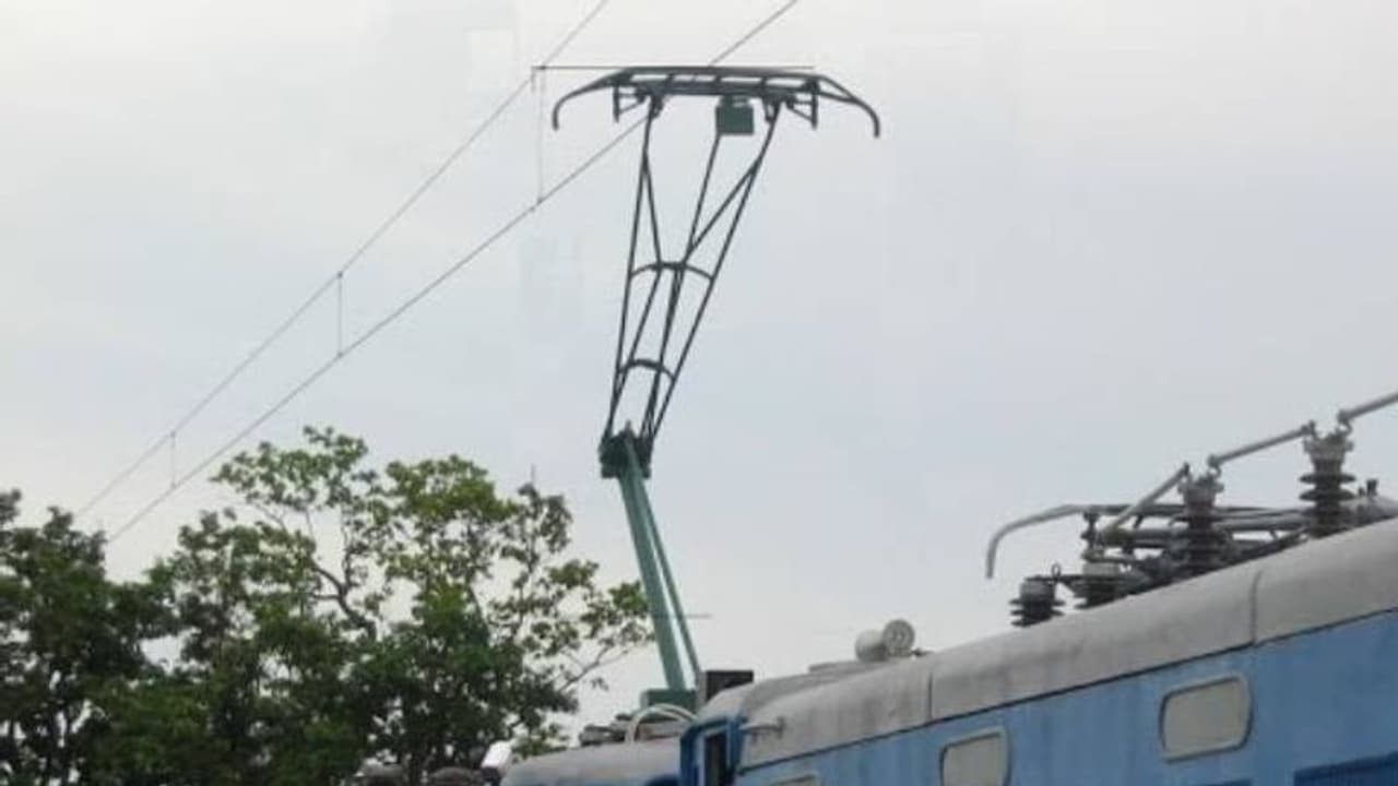 നേതാവിന്റെ ചരമദിനത്തിൽ കൊടിവീശാൻ ട്രെയിനിന് മുകളിൽ, ഷോക്കേറ്റ് തെറിച്ച് വീണ് യുവാവ്, ഗുരുതര പരിക്ക്