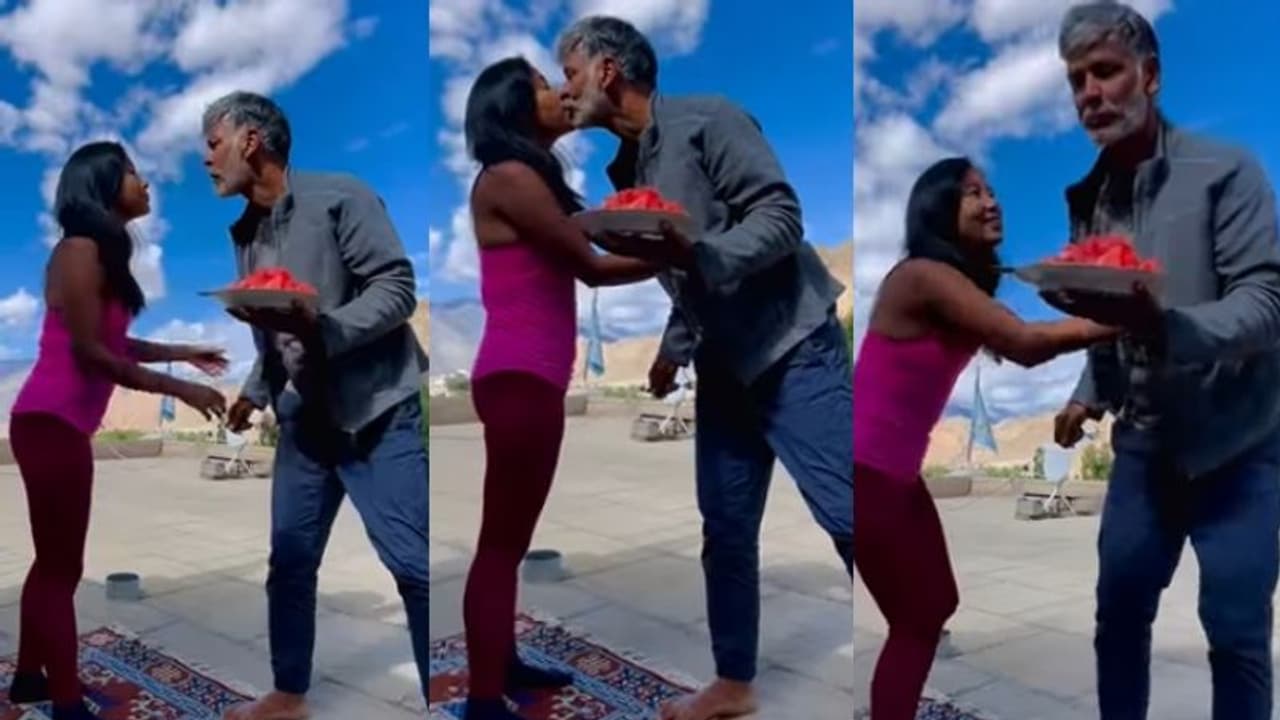 ಲಿಪ್ ಕಿಸ್ ಮಾಡಿ ವಿಡಿಯೋ ಹಂಚಿಕೊಂಡ ಮಿಲಿಂದ್ ಸೋಮನ್: ಇದಕ್ಕಿಂತ ಇನ್ನೇನು ಬೇಕು ಎಂದ ನಟ ಲಿಪ್ ಕಿಸ್ ಮಾಡಿ ವಿಡಿಯೋ ಹಂಚಿಕೊಂಡ ಮಿಲಿಂದ್ ಸೋಮನ್: ಇದಕ್ಕಿಂತ ಇನ್ನೇನು ಬೇಕು ಎಂದ ನಟ