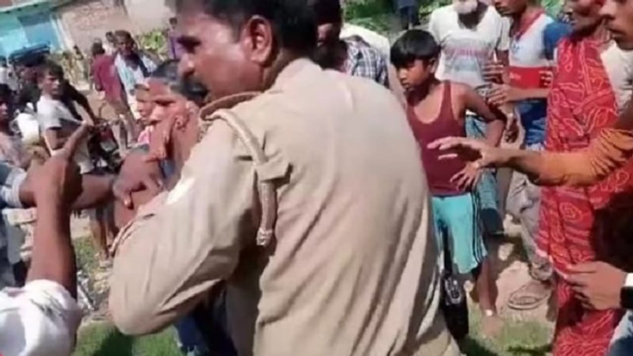 महराजगंज: पति पत्नी का विवाद सुलझाने गई पुलिस पर नाराज महिलाओं ने किया हमला, सीओ ने ऐसे संभाला मामला महराजगंज: पति पत्नी का विवाद सुलझाने गई पुलिस पर नाराज महिलाओं ने किया हमला, सीओ ने ऐसे संभाला मामला