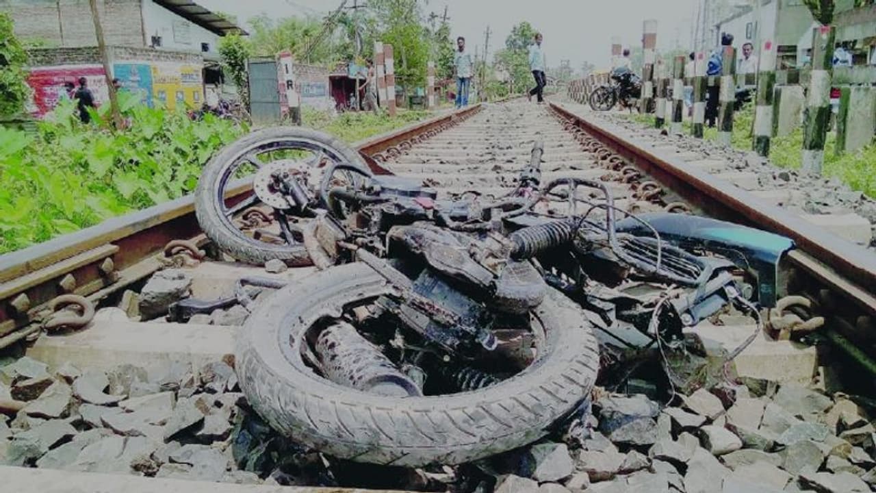 भयानक हादसाः जेल में बंद बेटे से मिलने जा रहे थे माता पिता, रास्ते में दर्दनाक मौत भयानक हादसाः जेल में बंद बेटे से मिलने जा रहे थे माता पिता, रास्ते में दर्दनाक मौत