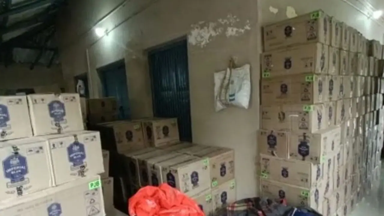 बिहार में फिर खुली शराबबंदी की पोल: 50 लाख की शराब बरामद, पुलिस को ट्रक से पेटियां उतारने में लगे 2 घंटे