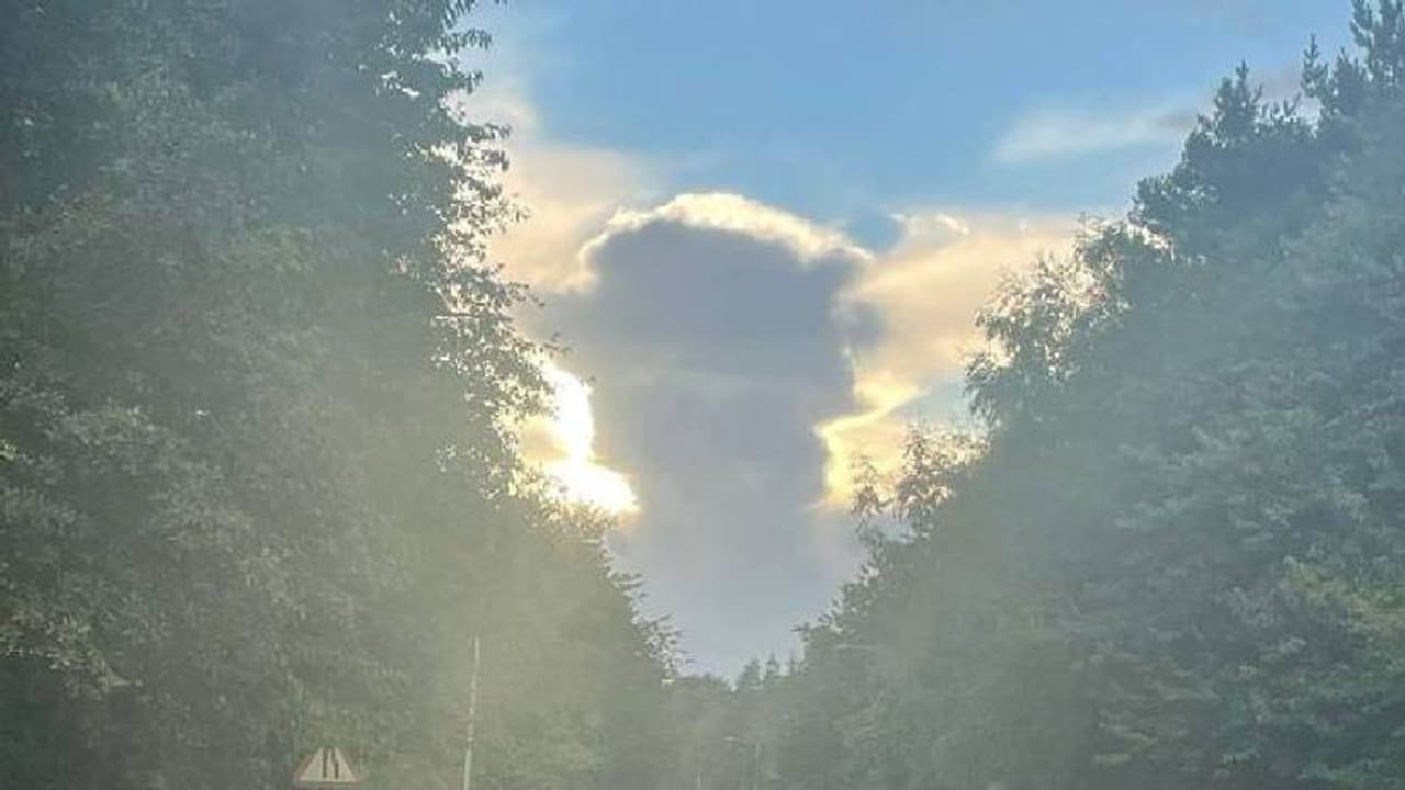 മരണം പ്രഖ്യാപിച്ച് നിമിഷങ്ങൾക്കകം 'എലിസബത്ത് രാജ്ഞിയുടെ രൂപസാദൃശ്യമുള്ള മേഘം' കണ്ടെന്ന് അമ്മയും മകളും മരണം പ്രഖ്യാപിച്ച് നിമിഷങ്ങൾക്കകം 'എലിസബത്ത് രാജ്ഞിയുടെ രൂപസാദൃശ്യമുള്ള മേഘം' കണ്ടെന്ന് അമ്മയും മകളും