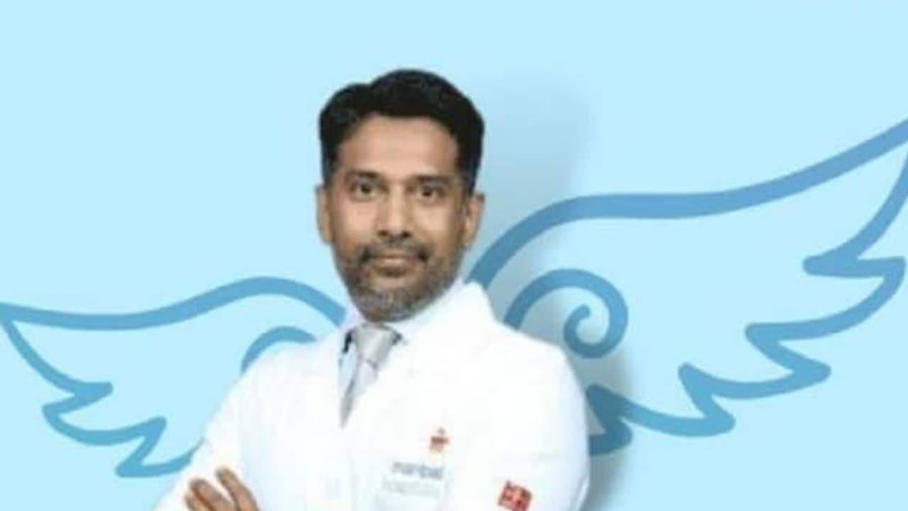 సలామ్ డాక్టర్ సాబ్.. ఆపరేషన్ చేసేందుకు బెంగళూరు ట్రాఫిక్ లో 45 నిమిషాలు పరిగెత్తిన వైద్యుడు.. సలామ్ డాక్టర్ సాబ్.. ఆపరేషన్ చేసేందుకు బెంగళూరు ట్రాఫిక్ లో 45 నిమిషాలు పరిగెత్తిన వైద్యుడు..