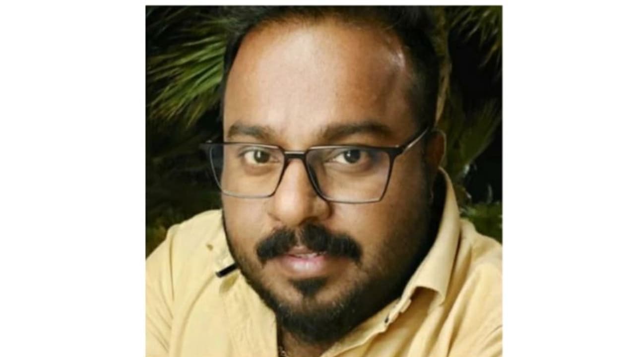 ജീവനൊടുക്കിയ നിലയില് കണ്ടെത്തിയ പ്രവാസി മലയാളി യുവാവിന്റെ മൃതദേഹം നാട്ടിലെത്തിച്ചു ജീവനൊടുക്കിയ നിലയില് കണ്ടെത്തിയ പ്രവാസി മലയാളി യുവാവിന്റെ മൃതദേഹം നാട്ടിലെത്തിച്ചു