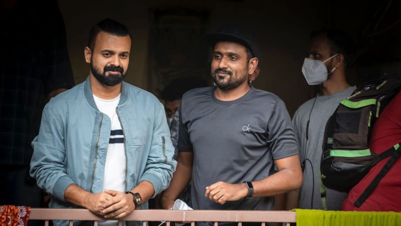 പെട്ടന്ന് തലക്കടിക്കുന്ന ട്വിസ്റ്റുകളുള്ള 'ഒറ്റ്'; സംവിധായകൻ ടി.പി ഫെല്ലിനി പറയുന്നു പെട്ടന്ന് തലക്കടിക്കുന്ന ട്വിസ്റ്റുകളുള്ള 'ഒറ്റ്'; സംവിധായകൻ ടി.പി ഫെല്ലിനി പറയുന്നു