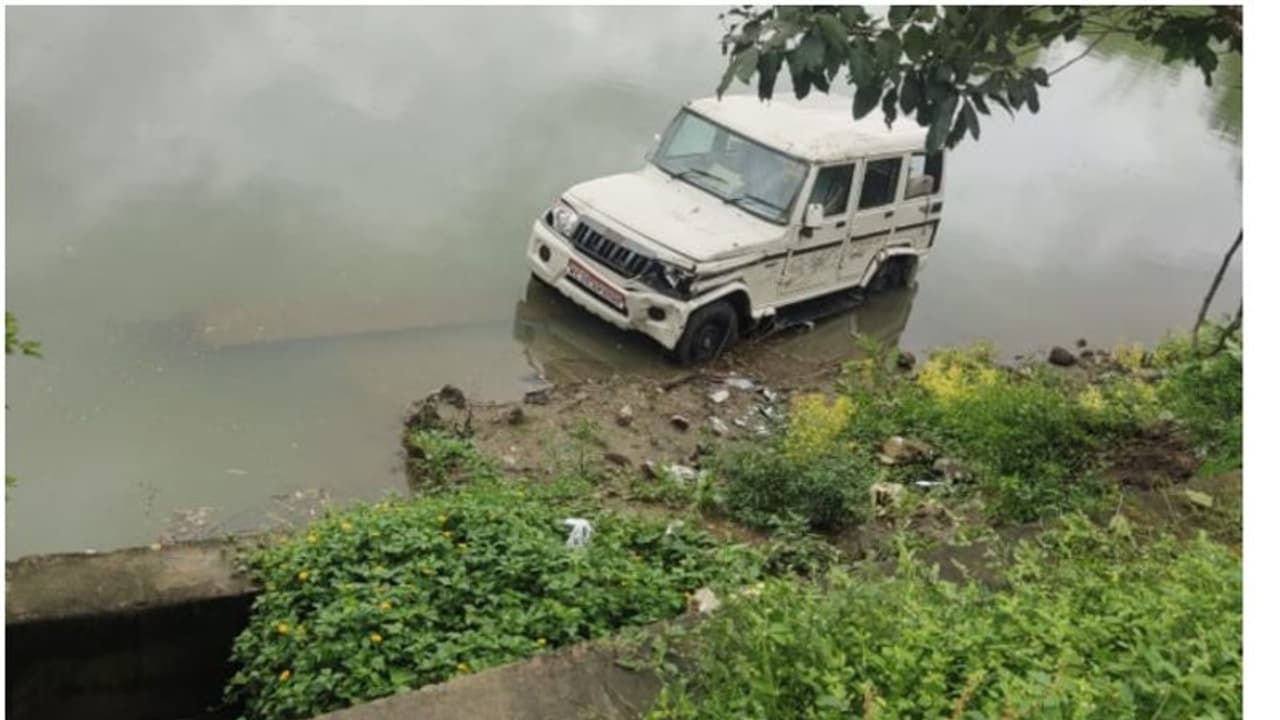 നിയന്ത്രണം വിട്ട പഞ്ചായത്ത് ജീപ്പ് കുളത്തിലേക്ക് വീണു നിയന്ത്രണം വിട്ട പഞ്ചായത്ത് ജീപ്പ് കുളത്തിലേക്ക് വീണു