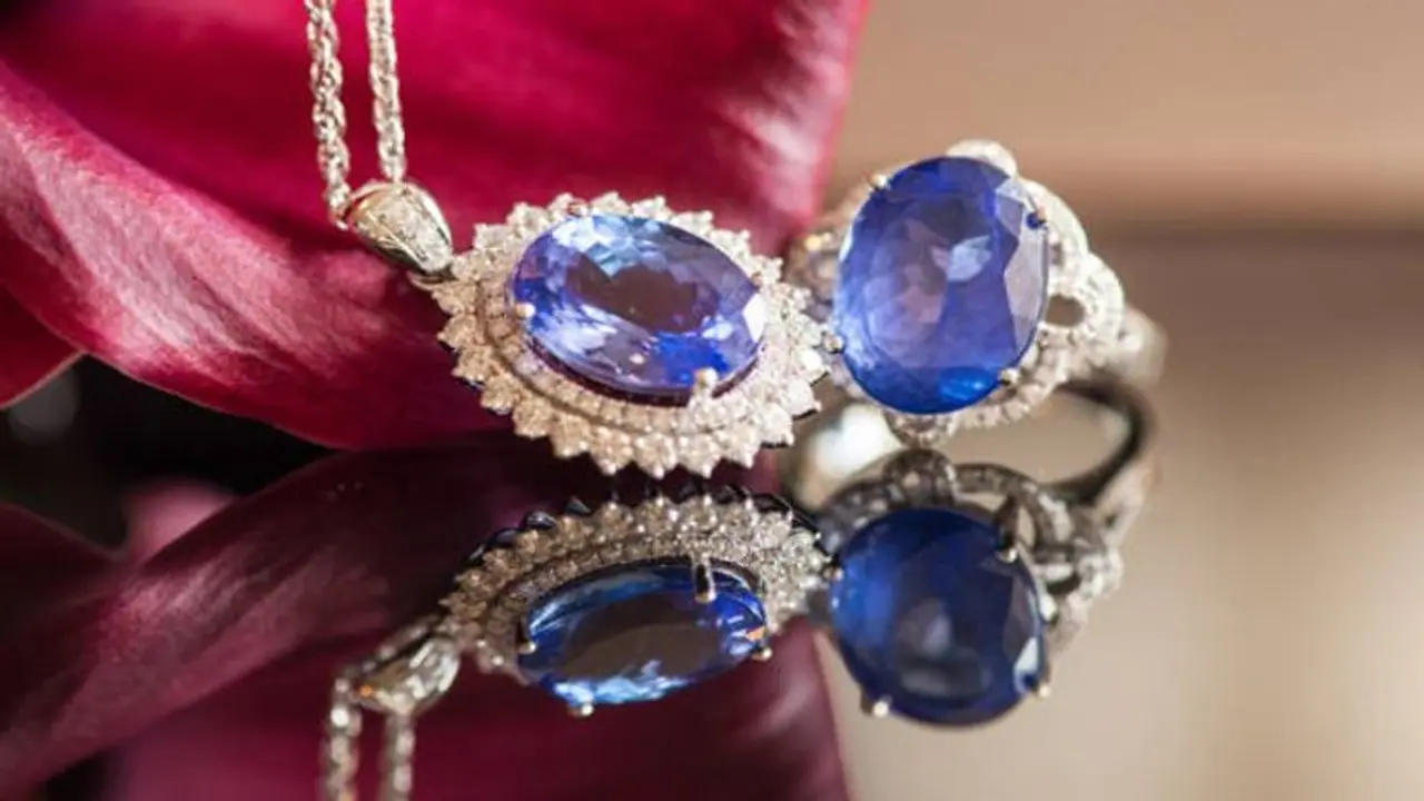 জীবন বদলে দিতে পারে নীলা, তবে এই সাত রাশিকে তছনছ করে দিতে পারে এই রত্ন জীবন বদলে দিতে পারে নীলা, তবে এই সাত রাশিকে তছনছ করে দিতে পারে এই রত্ন