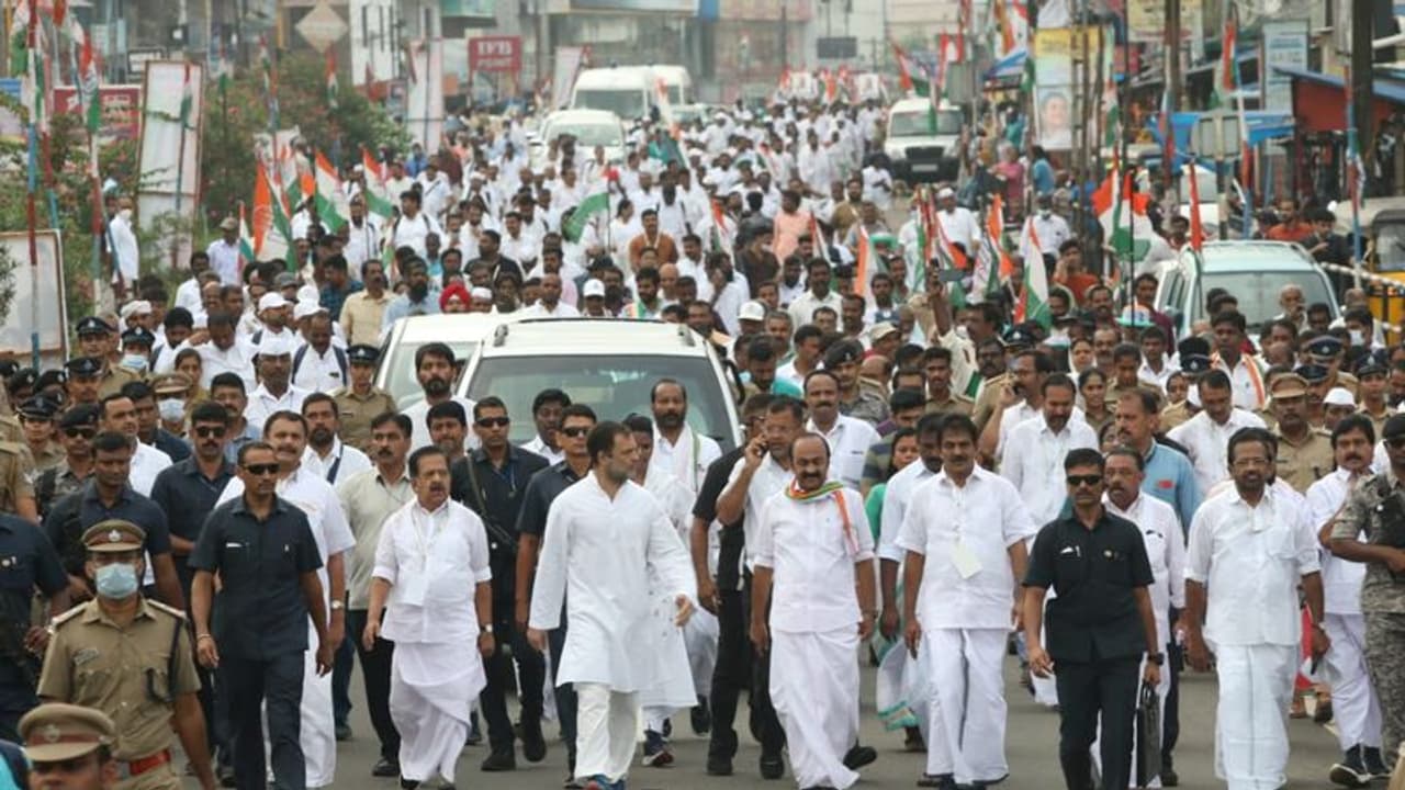 ഭാരത് ജോഡോ യാത്ര കേരളത്തിൽ മൂന്നാം ദിനം,കെ റെയിൽ വിരുദ്ധ സമിതി നേതാക്കളുമായി കൂടിക്കാഴ്ച ഭാരത് ജോഡോ യാത്ര കേരളത്തിൽ മൂന്നാം ദിനം,കെ റെയിൽ വിരുദ്ധ സമിതി നേതാക്കളുമായി കൂടിക്കാഴ്ച