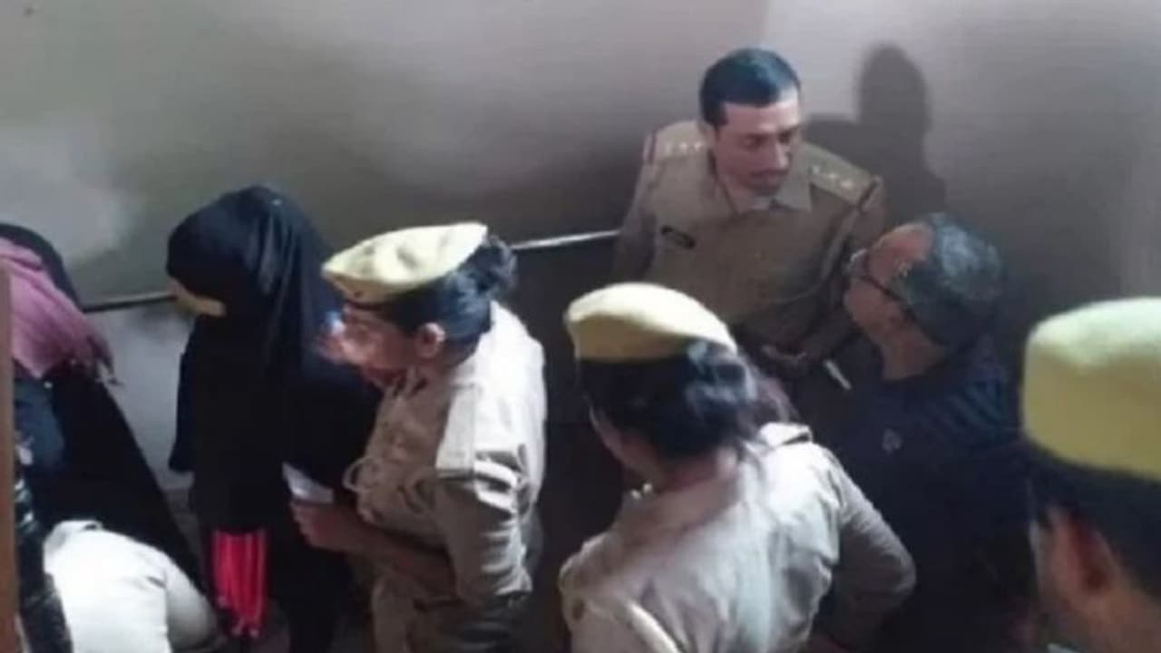 होटल में ससुर दूसरी महिला संग मना रहा था रंगरेलियां, थाने में बहू से हुआ सामना तो सिर शर्म से झुक गया होटल में ससुर दूसरी महिला संग मना रहा था रंगरेलियां, थाने में बहू से हुआ सामना तो सिर शर्म से झुक गया