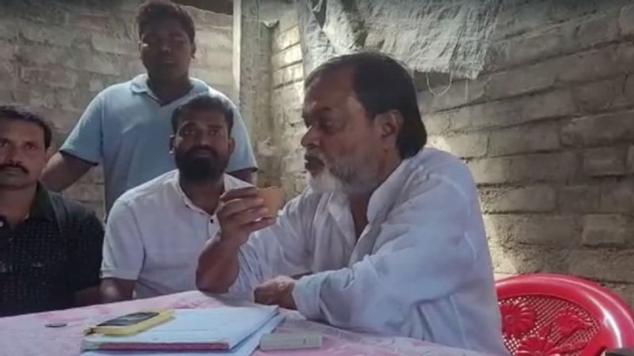 নেত্রীর নির্দেশে চায়ের দোকানই মন্ত্রীর কার্যালয়, অন্য নজির তৃণমূল নেতা তাজমুল হোসেনের নেত্রীর নির্দেশে চায়ের দোকানই মন্ত্রীর কার্যালয়, অন্য নজির তৃণমূল নেতা তাজমুল হোসেনের