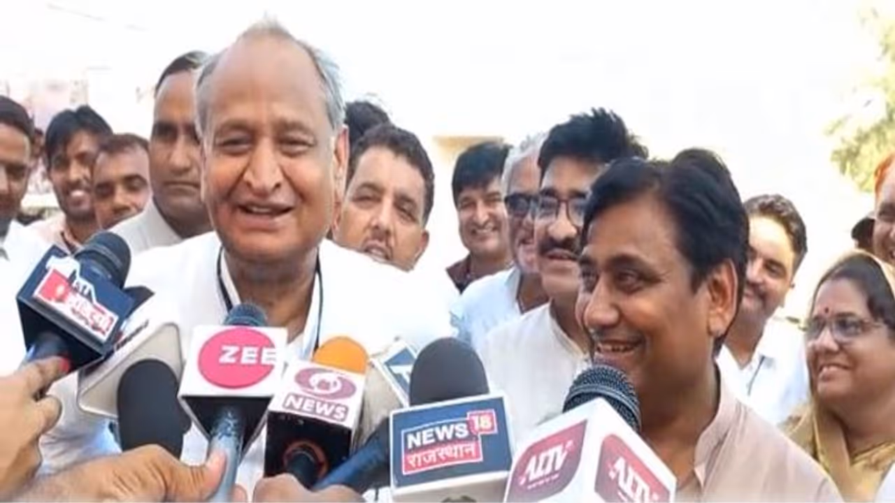 राजस्थान के सीएम अशोक गहलोत ने कांग्रेस अध्यक्ष बनने को लेकर दिए दो संकेत, निकाले जा रहे हैं अलग सियासी मायने राजस्थान के सीएम अशोक गहलोत ने कांग्रेस अध्यक्ष बनने को लेकर दिए दो संकेत, निकाले जा रहे हैं अलग सियासी मायने