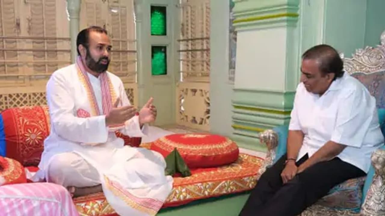 शुभ कार्य से पहले मुकेश अंबानी छोटी बहू के साथ श्रीनाथजी मंदिर पहुंचे, दिवाली से पहले देश को देंगे बड़ी सौगात शुभ कार्य से पहले मुकेश अंबानी छोटी बहू के साथ श्रीनाथजी मंदिर पहुंचे, दिवाली से पहले देश को देंगे बड़ी सौगात