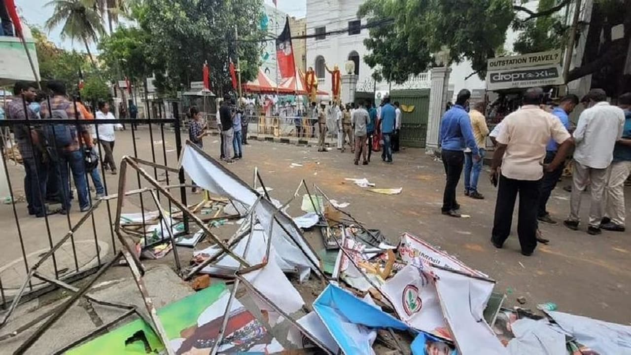 அதிமுக அலுவலகத்தில் கலவரம் செய்தவர்கள் இவர்கள் தான்... அடையாளம் கண்ட சிபிசிஐடி!! அதிமுக அலுவலகத்தில் கலவரம் செய்தவர்கள் இவர்கள் தான்... அடையாளம் கண்ட சிபிசிஐடி!!