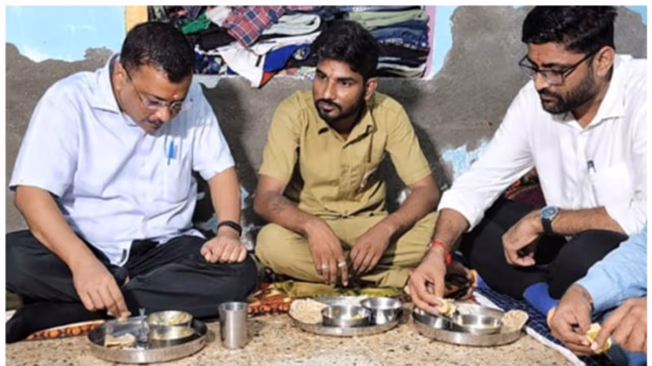 BJP offers Kejriwal 5 autos as 'gift' after his run in with Gujarat police over auto trip 