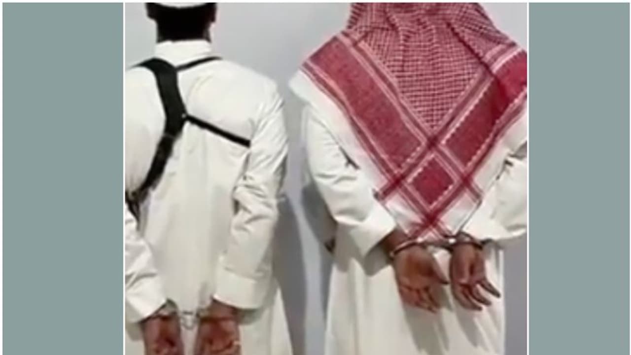 ഓടുന്ന കാറില് തോക്കുമായി നൃത്തം; രണ്ട് യുവാക്കള് പിടിയില്, വീഡിയോ ഓടുന്ന കാറില് തോക്കുമായി നൃത്തം; രണ്ട് യുവാക്കള് പിടിയില്, വീഡിയോ