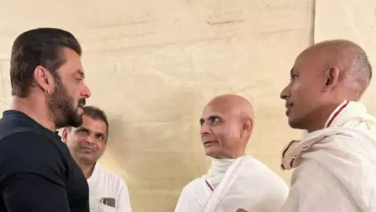 সলমন খানের 'সাধুসঙ্গ' ১৮০ দিন উপবাস করা জৈন সন্ন্যাসীর দ্বারস্থ বলিউড ভাইজান সলমন খানের 'সাধুসঙ্গ' ১৮০ দিন উপবাস করা জৈন সন্ন্যাসীর দ্বারস্থ বলিউড ভাইজান