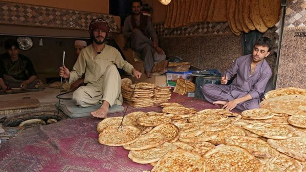 पाकिस्तान में तंदूरी रोटी की कीमत सुनकर होश उड़ जाएंगे, आपदा में 100% फायदा उठा रहे मुनाफाखोर पाकिस्तान में तंदूरी रोटी की कीमत सुनकर होश उड़ जाएंगे, आपदा में 100% फायदा उठा रहे मुनाफाखोर