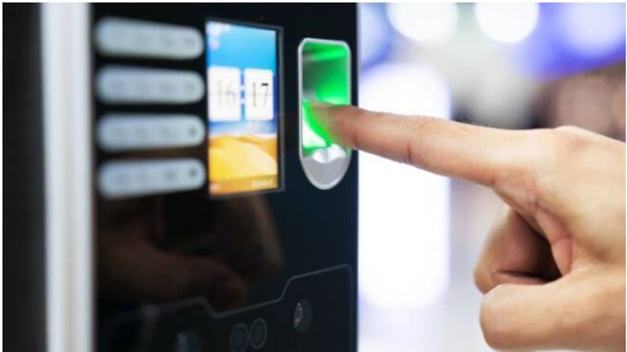 അറ്റന്ഡന്സില് കൃത്രിമം കാട്ടിയതിന് പിടികൂടി; ജോലി ചെയ്യാതെ വാങ്ങിയ ശമ്പളം തിരികെ നല്കി ജീവനക്കാര് അറ്റന്ഡന്സില് കൃത്രിമം കാട്ടിയതിന് പിടികൂടി; ജോലി ചെയ്യാതെ വാങ്ങിയ ശമ്പളം തിരികെ നല്കി ജീവനക്കാര്