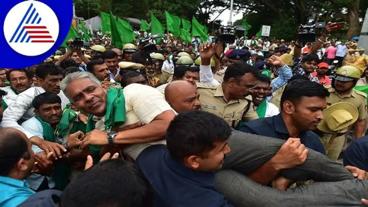 Bengaluru: ಸಾಲ ಮನ್ನಾಕ್ಕಾಗಿ ರೈತರ ಬೃಹತ್ ಧರಣಿ Bengaluru: ಸಾಲ ಮನ್ನಾಕ್ಕಾಗಿ ರೈತರ ಬೃಹತ್ ಧರಣಿ