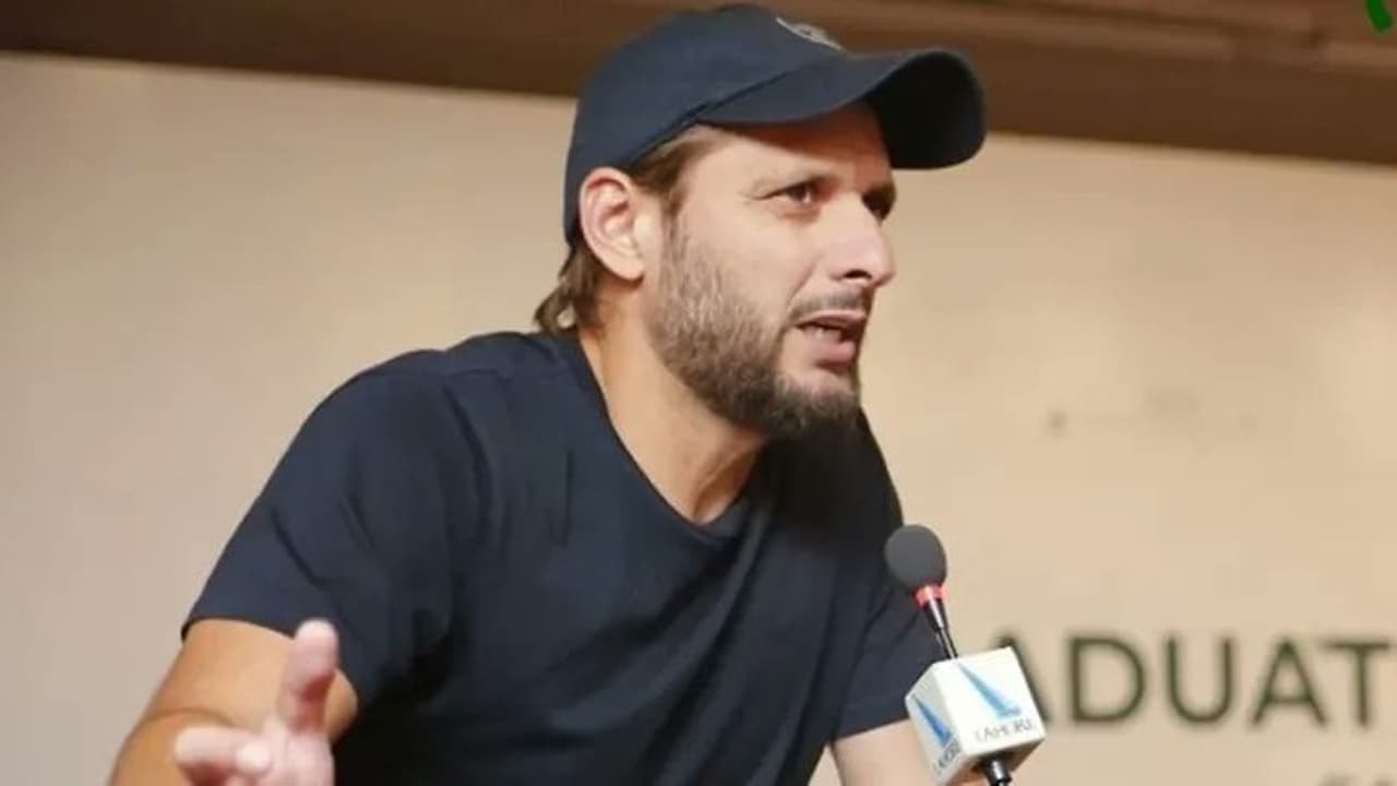 शाहिद अफरीदी ने किया खुलासा क्यों उनकी बेटी भारत पाकिस्तान मुकाबले में लहरा रही थी भारतीय तिरंगा? शाहिद अफरीदी ने किया खुलासा क्यों उनकी बेटी भारत पाकिस्तान मुकाबले में लहरा रही थी भारतीय तिरंगा?