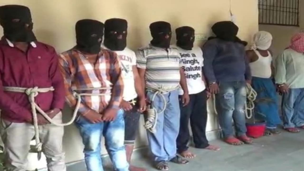 गजब: लूट के गहने खपाने के लिए लूटेरों ने खोल ली थी ज्वेलरी शॉप, पुलिस रेड में हुए और भी चौकाने वाले खुलासे गजब: लूट के गहने खपाने के लिए लूटेरों ने खोल ली थी ज्वेलरी शॉप, पुलिस रेड में हुए और भी चौकाने वाले खुलासे