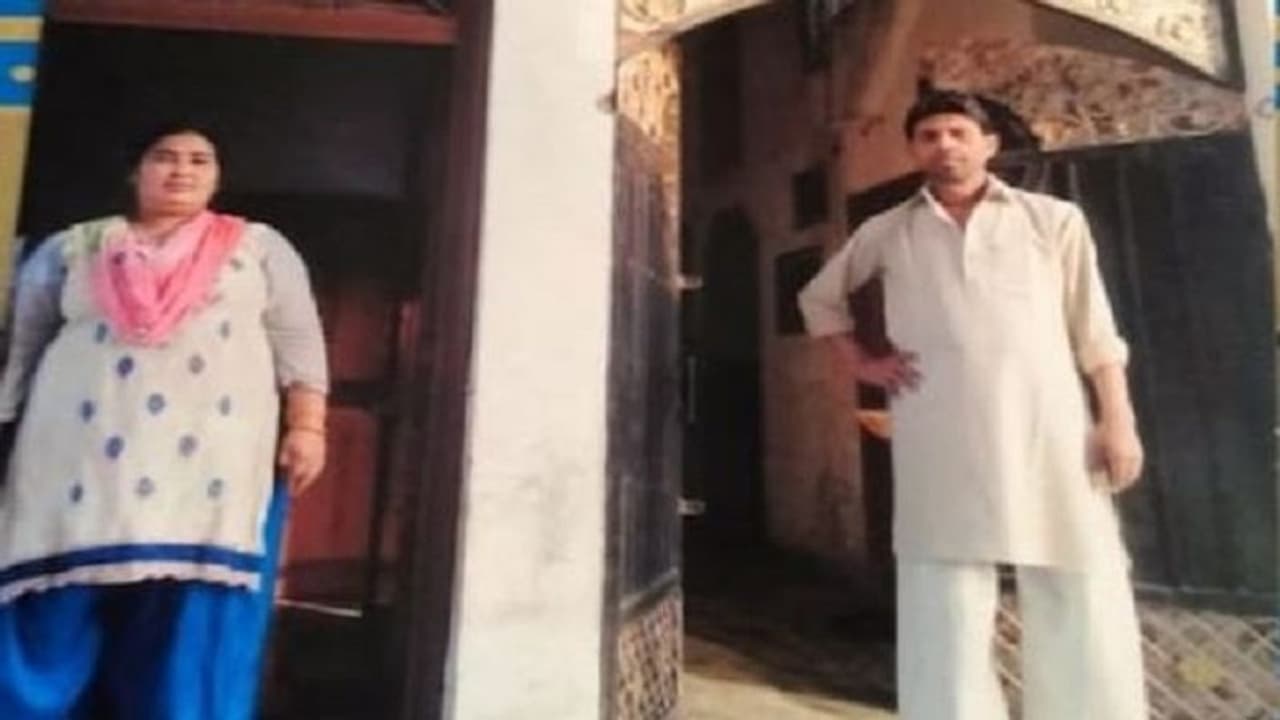 परदेश से लौटे पति के मुंह पर पत्नी ने फेंका एक कागज, पढ़कर बौखला गया वो परदेश से लौटे पति के मुंह पर पत्नी ने फेंका एक कागज, पढ़कर बौखला गया वो