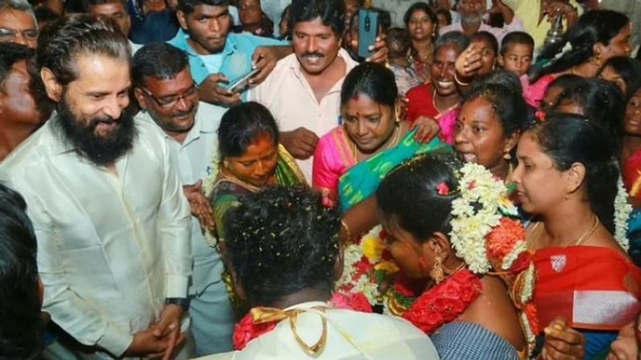 ഒളിമാരനെ മറന്നില്ല വിക്രം; മരണമടഞ്ഞ സഹായിയുടെ മകന്റെ വിവാഹത്തിന് താലി കൈമാറാനെത്തി: വീഡിയോ ഒളിമാരനെ മറന്നില്ല വിക്രം; മരണമടഞ്ഞ സഹായിയുടെ മകന്റെ വിവാഹത്തിന് താലി കൈമാറാനെത്തി: വീഡിയോ