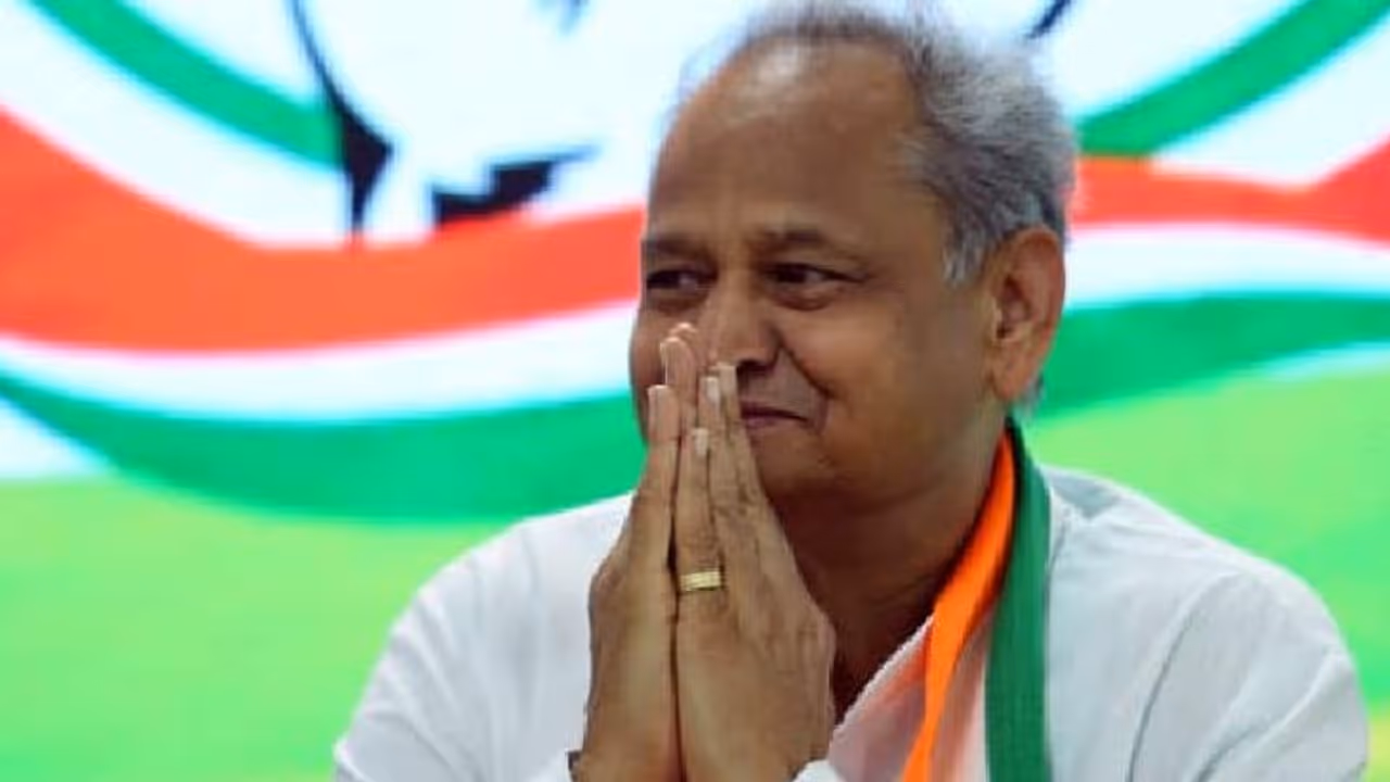 राजस्थान के सरकारी कर्मचारियों ने कर दिया ऐसा कांड, सीएम गहलोत ने सुना तो माथा पीट लिया राजस्थान के सरकारी कर्मचारियों ने कर दिया ऐसा कांड, सीएम गहलोत ने सुना तो माथा पीट लिया