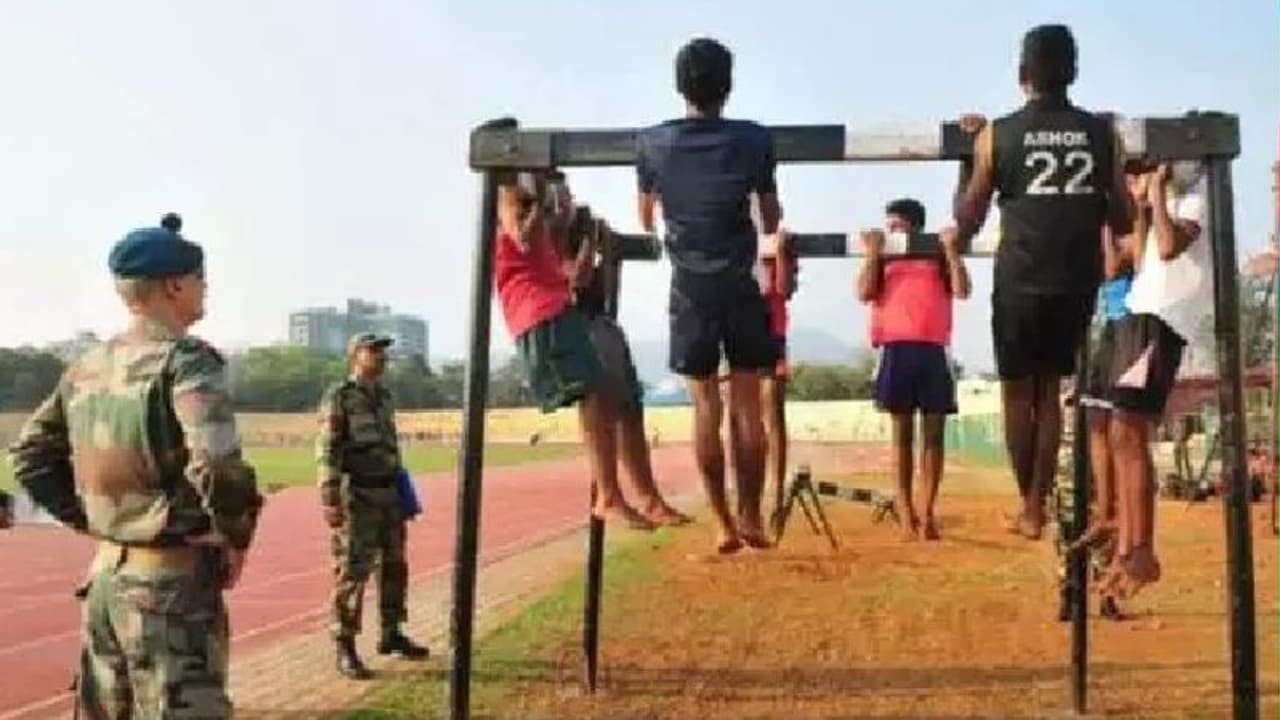 सेना भर्ती में लंबाई बढ़ाने लड़के ने अपनाई गजब ट्रिक, झट से हाइट भी बढ़ गई लेकिन एक गलती कर बैठा सेना भर्ती में लंबाई बढ़ाने लड़के ने अपनाई गजब ट्रिक, झट से हाइट भी बढ़ गई लेकिन एक गलती कर बैठा