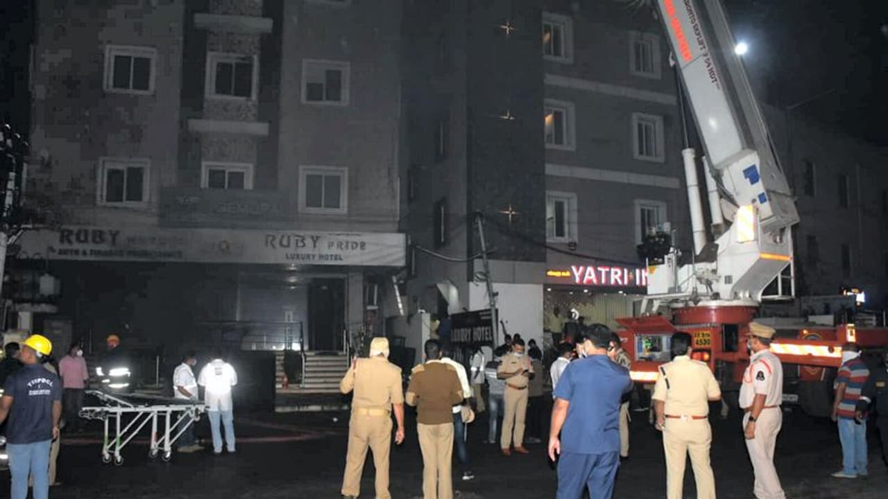 सिकंदराबाद के इलेक्ट्रिक स्कूटर शोरूम के बैटरी चार्जिंग यूनिट में शॉर्ट सर्किट से भड़की आग, 8 की मौत सिकंदराबाद के इलेक्ट्रिक स्कूटर शोरूम के बैटरी चार्जिंग यूनिट में शॉर्ट सर्किट से भड़की आग, 8 की मौत