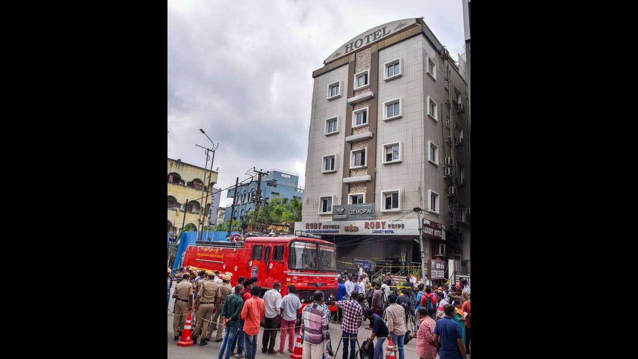 ತಿರುಪತಿ ಲಾಡ್ಜ್ನಲ್ಲಿ ಶವವಾಗಿ ಪತ್ತೆಯಾದ ಕರ್ನಾಟಕದ ವ್ಯಕ್ತಿ: ಜತೆಗಿದ್ದ ಮಹಿಳೆಗಾಗಿ ಪೊಲೀಸರ ಹುಡುಕಾಟ ತಿರುಪತಿ ಲಾಡ್ಜ್ನಲ್ಲಿ ಶವವಾಗಿ ಪತ್ತೆಯಾದ ಕರ್ನಾಟಕದ ವ್ಯಕ್ತಿ: ಜತೆಗಿದ್ದ ಮಹಿಳೆಗಾಗಿ ಪೊಲೀಸರ ಹುಡುಕಾಟ