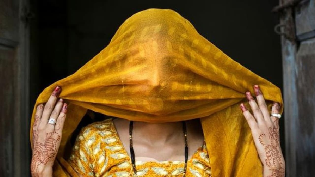 पति को जहर देकर बीवी ने लगा दी कुंडी, बाहर प्रेमी के साथ करती रही अय्याशी के कारनामे वो अंदर तड़पता रहा पति को जहर देकर बीवी ने लगा दी कुंडी, बाहर प्रेमी के साथ करती रही अय्याशी के कारनामे वो अंदर तड़पता रहा