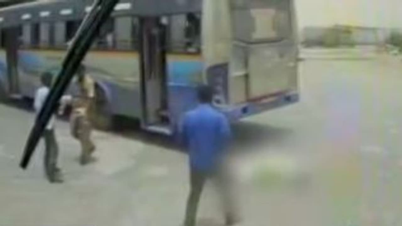 ഓടുന്ന ബസിൽ നിന്നിറങ്ങാൻ ശ്രമിക്കവേ റോഡിൽ തെറിച്ചുവീണ് പിൻചക്രം കയറി വയോധികക്ക് ദാരുണാന്ത്യം വീഡി‌യോ