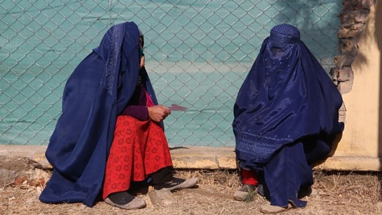സ്ത്രീകളെ ജോലിയിൽ നിന്ന് വിലക്കിയതില്‍ തിരിച്ചടിയേറ്റ് താലിബാൻ; ഒടുവില്‍ നയം മാറുന്നു