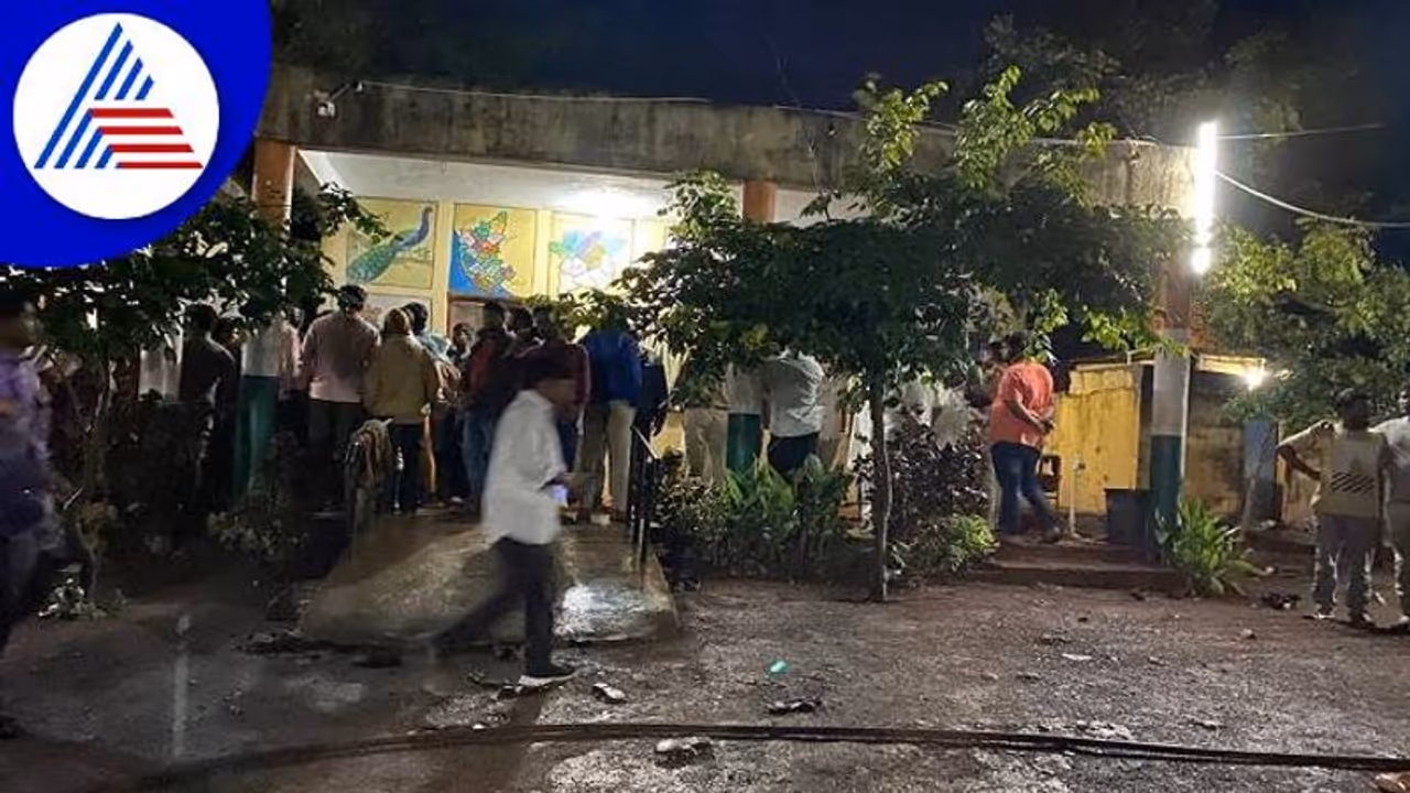 ಕಲಬುರಗಿ: ಎಸ್ಸೆಸ್ಸೆಲ್ಸಿ ವಿದ್ಯಾರ್ಥಿನಿಯರಿಗೆ ಲೈಂಗಿಕ ಕಿರುಕುಳ ನೀಡಿದ ಪ್ರಿನ್ಸಿಪಾಲ್..? ಕಲಬುರಗಿ: ಎಸ್ಸೆಸ್ಸೆಲ್ಸಿ ವಿದ್ಯಾರ್ಥಿನಿಯರಿಗೆ ಲೈಂಗಿಕ ಕಿರುಕುಳ ನೀಡಿದ ಪ್ರಿನ್ಸಿಪಾಲ್..?