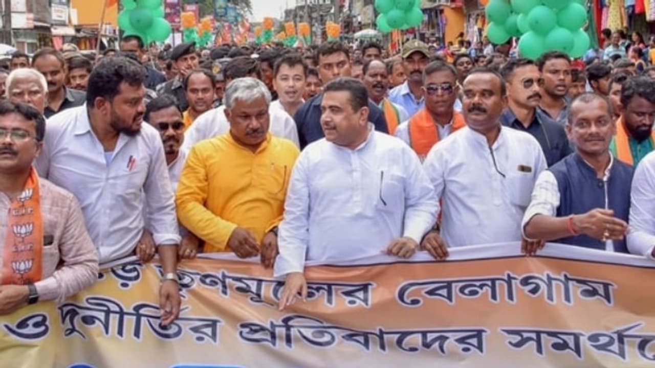 പ്രവർത്തകരെ എത്തിക്കാൻ ഏഴ് ട്രെയിനുകൾ വാടകക്കെടുത്തു, കൊൽക്കത്തയിൽ മമതാ സർക്കാറിനെതിരെ ബിജെപിയുടെ കൂറ്റൻ റാലി പ്രവർത്തകരെ എത്തിക്കാൻ ഏഴ് ട്രെയിനുകൾ വാടകക്കെടുത്തു, കൊൽക്കത്തയിൽ മമതാ സർക്കാറിനെതിരെ ബിജെപിയുടെ കൂറ്റൻ റാലി