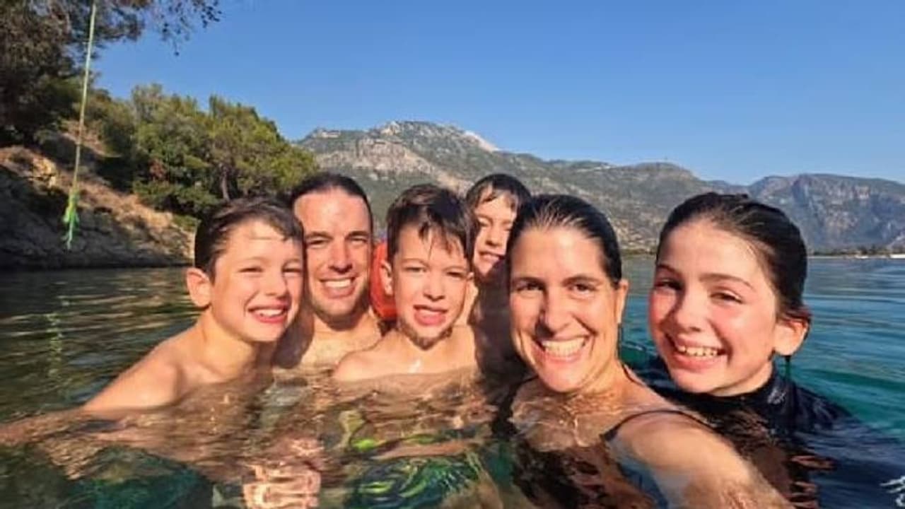 മൂന്ന് മക്കൾക്ക് 30 കളിലെത്തുമ്പോൾ കാഴ്ച നഷ്ടപ്പെടും, അവരുമായി ലോകയാത്ര നടത്തി മാതാപിതാക്കൾ മൂന്ന് മക്കൾക്ക് 30 കളിലെത്തുമ്പോൾ കാഴ്ച നഷ്ടപ്പെടും, അവരുമായി ലോകയാത്ര നടത്തി മാതാപിതാക്കൾ