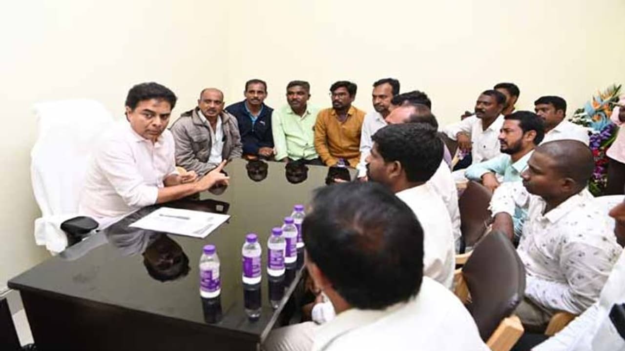 వీఆర్ఏ సంఘం ప్రతినిధులతో కేటీఆర్ భేటీ: వీఆర్ఏల డిమాండ్లపై చర్చ వీఆర్ఏ సంఘం ప్రతినిధులతో కేటీఆర్ భేటీ: వీఆర్ఏల డిమాండ్లపై చర్చ