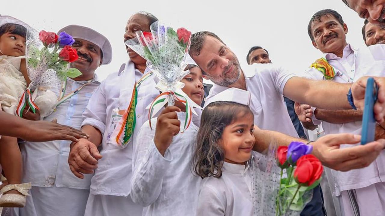 भारत जोड़ो यात्रा में बच्चों के राजनीतिक इस्तेमाल पर बाल आयोग बिफरा, बोला बच्चों का हो रहा शोषण भारत जोड़ो यात्रा में बच्चों के राजनीतिक इस्तेमाल पर बाल आयोग बिफरा, बोला बच्चों का हो रहा शोषण