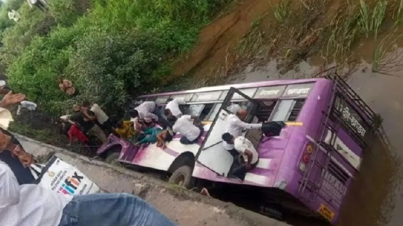 मध्य प्रदेश के खंडवा में बड़ा हादसा: 50 यात्रियों से भरी बस नदी में जा गिरी, 2 की मौत तो कई हुए घायल मध्य प्रदेश के खंडवा में बड़ा हादसा: 50 यात्रियों से भरी बस नदी में जा गिरी, 2 की मौत तो कई हुए घायल
