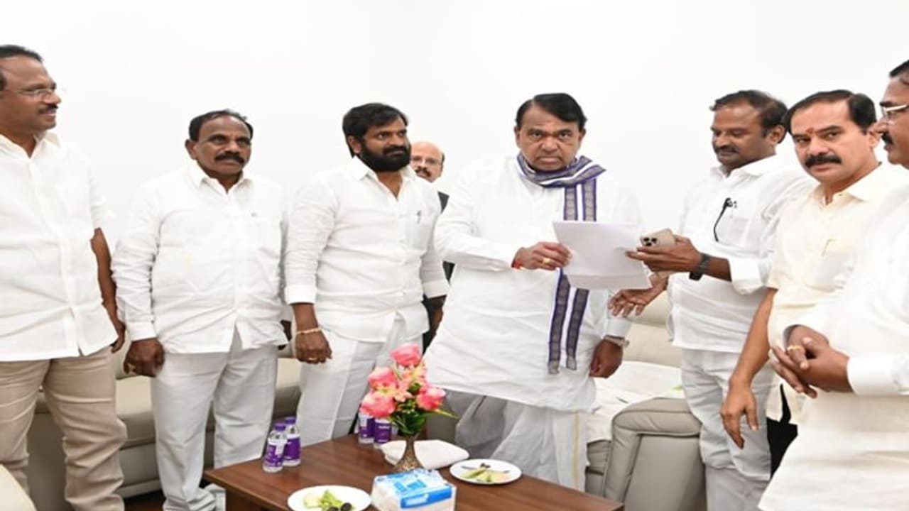 ఇష్టమొచ్చినట్లు ఆరోపణలు .. చర్యలు తీసుకోండి : షర్మిలపై స్పీకర్కు ఎమ్మెల్యేల ఫిర్యాదు ఇష్టమొచ్చినట్లు ఆరోపణలు .. చర్యలు తీసుకోండి : షర్మిలపై స్పీకర్కు ఎమ్మెల్యేల ఫిర్యాదు