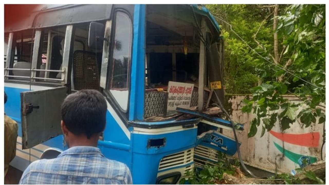 പാലക്കാട് ബസ് നിയന്ത്രണം വിട്ട് പോസ്റ്റിലിടിച്ചു, 12 പേര്‍ക്ക് പരിക്ക്