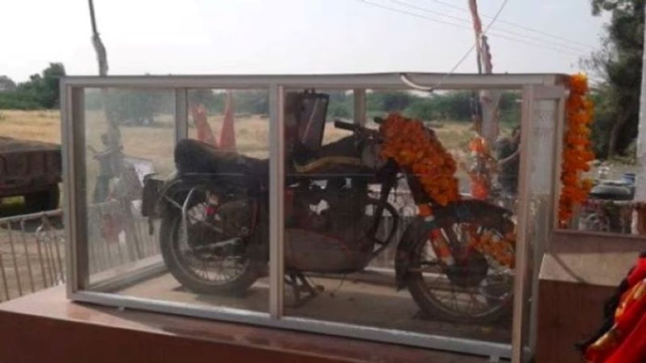 जानिए वो रहस्य.. जब एक बाइक को एक्सीडेंट के बाद पुलिसकर्मी थाने ले आते और वह रोज खुद घटनास्थल पर पहुंच जाती जानिए वो रहस्य.. जब एक बाइक को एक्सीडेंट के बाद पुलिसकर्मी थाने ले आते और वह रोज खुद घटनास्थल पर पहुंच जाती