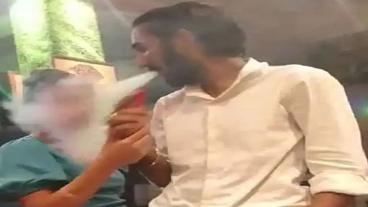 बदायूं: सील हो चुके बार में अश्लील डांस का वीडियो वायरल, गाने पर थिरकने के साथ हुक्का से धुआं उड़ा रहे टीन एजर बदायूं: सील हो चुके बार में अश्लील डांस का वीडियो वायरल, गाने पर थिरकने के साथ हुक्का से धुआं उड़ा रहे टीन एजर