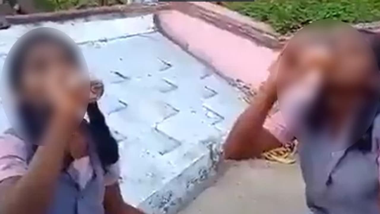 அரசு பள்ளி மாணவிகள் குரூப்பாக உட்கார்ந்து கொண்டு சரக்கு அடிக்கும் காட்சி வைரல்.. சைடிஸ்க்கு ஊருக்காய்..! அரசு பள்ளி மாணவிகள் குரூப்பாக உட்கார்ந்து கொண்டு சரக்கு அடிக்கும் காட்சி வைரல்.. சைடிஸ்க்கு ஊருக்காய்..!