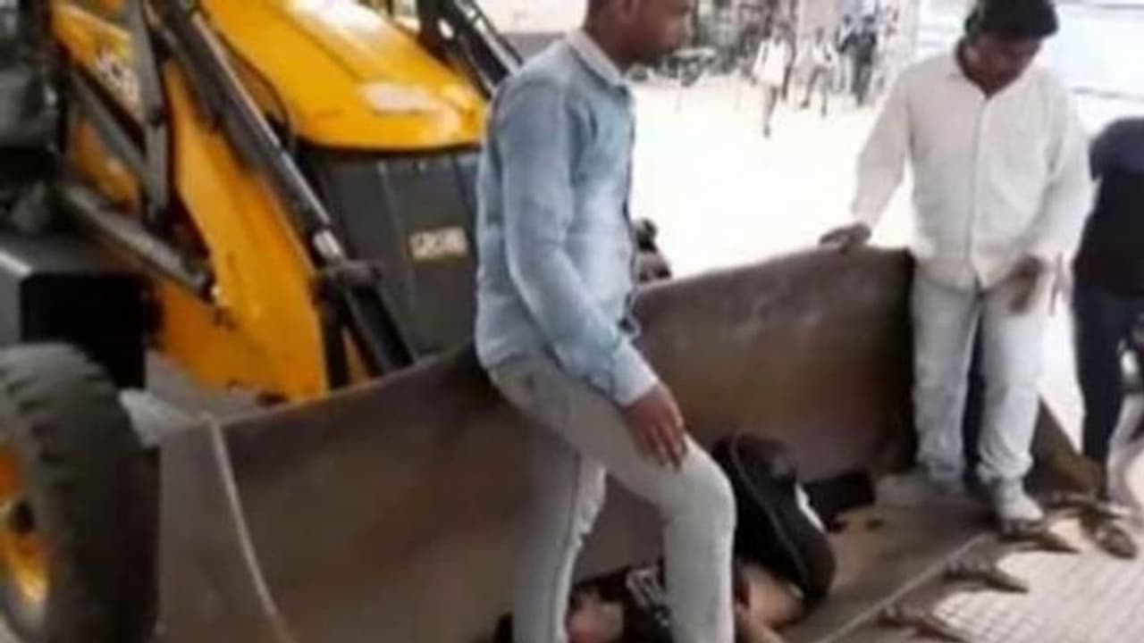 అంబులెన్స్ లేటవుతుందని జేసీబీలో హాస్పిటల్ కి .. ఎక్కడ జరిగిందంటే? అంబులెన్స్ లేటవుతుందని జేసీబీలో హాస్పిటల్ కి .. ఎక్కడ జరిగిందంటే?